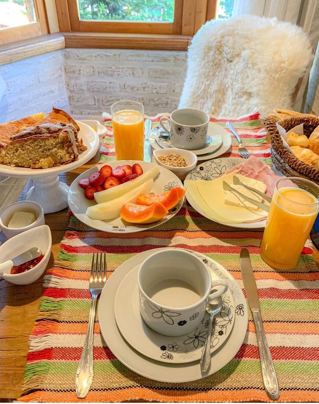 Café da manhã farto servido no quarto do chalé