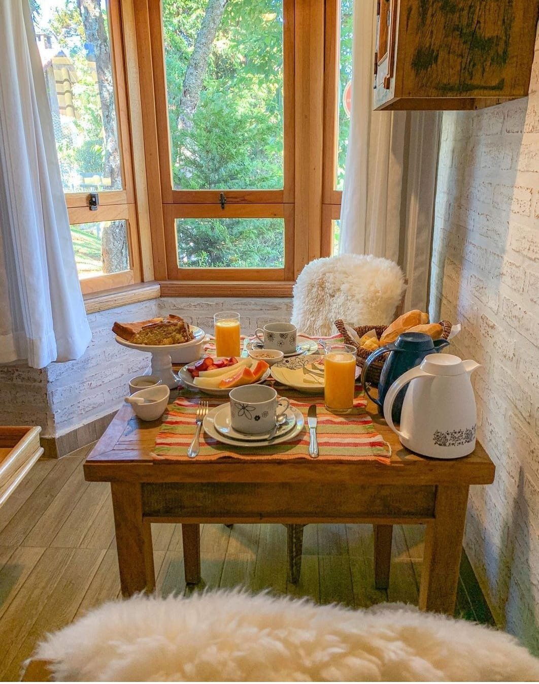 Mesa de café da manhã servida na pousada Canto do Sabiá